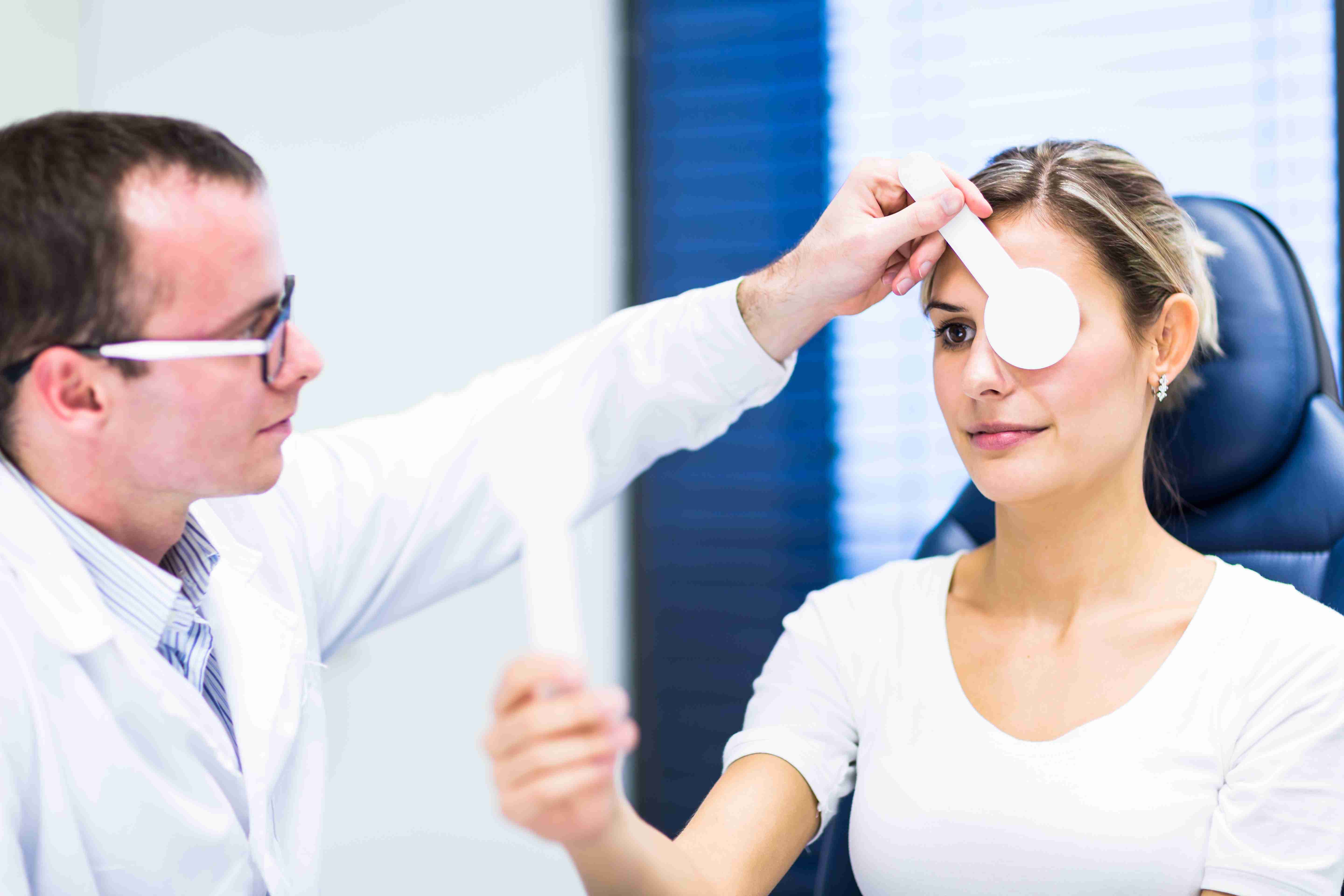 Лечение глазных заболеваний. Прием врача окулиста. Прием офтальмолога. Пациент у окулиста. Осмотр глаз.
